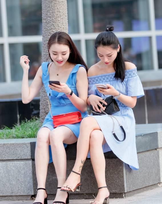 时尚街拍 请注意!美得不重样,一对漂亮性感的姐妹花出现在广场