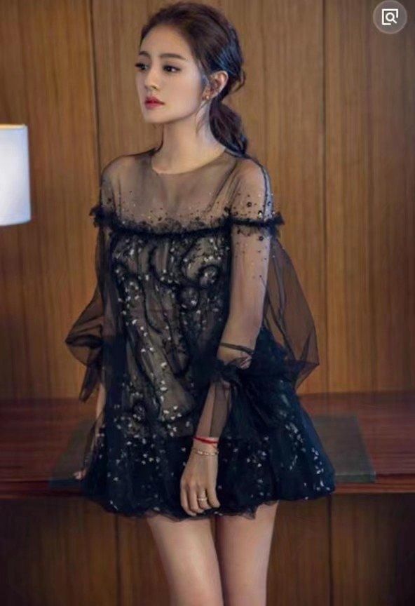 安以轩出席某活动时，穿着一件黑色的薄纱短裙 网友：漂亮性感！