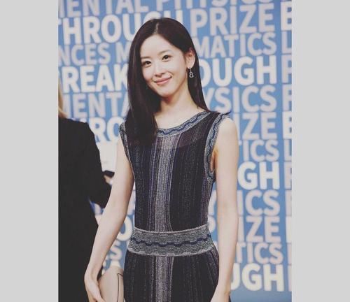  「以选择」26岁章泽天就是会穿！亮片外套搭配牛仔裤减龄时髦，秒变高校生