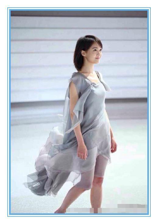 王菲不愧是天后级女神！竟把关晓彤和郑爽的买菜包背出了高级感