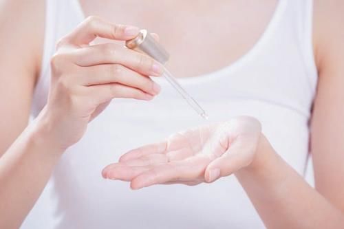  『女性』原液和精华液的使用顺序 如何正确操作