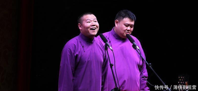 「摆张」看德云社相声,为何捧哏前面永远摆张桌子这里面学问你不懂