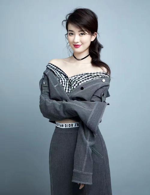 乔欣上身只穿了件裹胸，也敢敞开外套炫腹，网友：真敢穿！