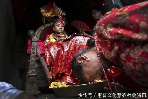 尼泊尔“活女神”废除后该如何生活满是心酸,游客看了偷偷抹泪!