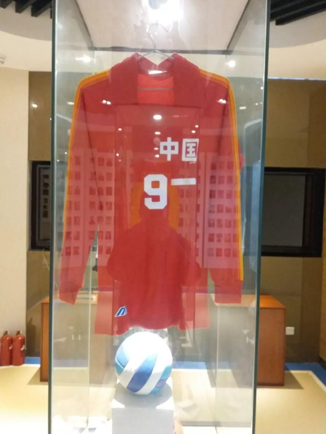 中国女排三届奥运会冠军队长比赛服进入新海园