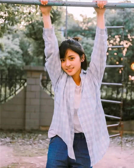 沈月能不能别再穿牛仔裤了？简直是一言难尽，网友：看不下去了！