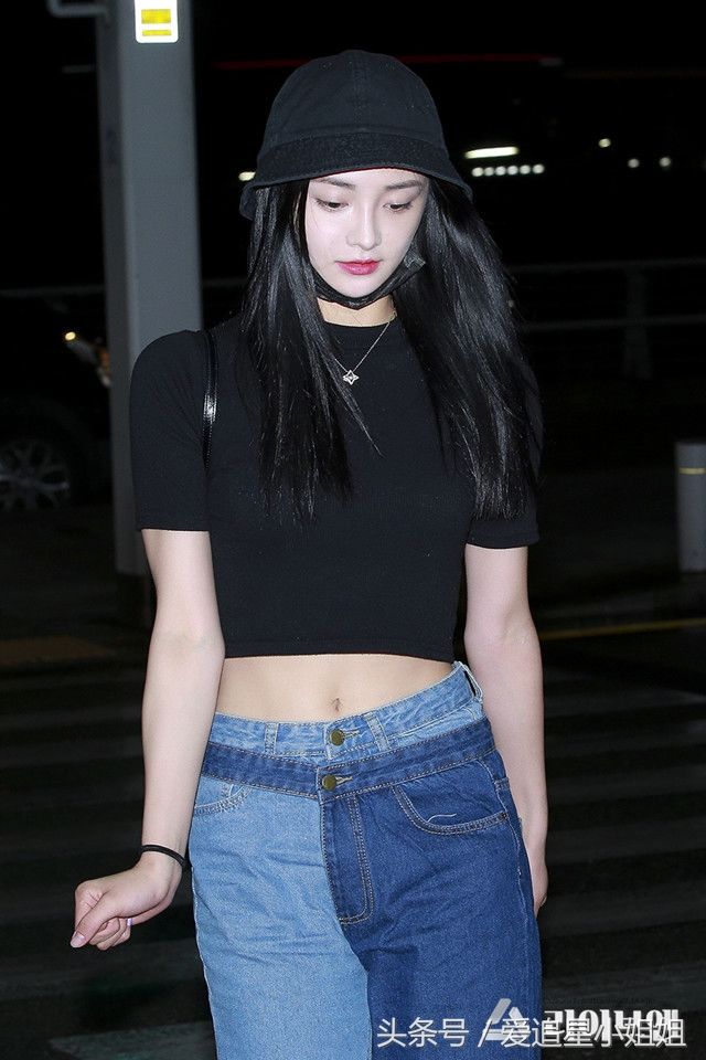 周洁琼厉害了!穿这样的牛仔裤出现在机场，网友:这时尚不太懂