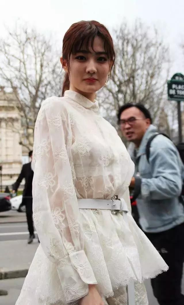 当杨幂与徐璐同穿黑色抹胸裙,网友:终于知道清新和油腻的差距了