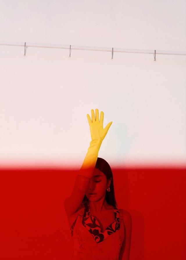 秦岚大片曝光，红与黑神秘碰撞尽显美感，网友:橡胶手套真丑