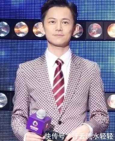 『粉丝』明星“神级”错位照，肖战拄拐杖，王俊凯穿裙子，图4王一博粉丝忍不了！