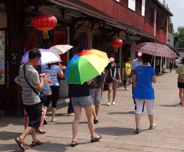 印度夏季高温50多度，街头随处可见睡觉的人，他们是如何避暑的？