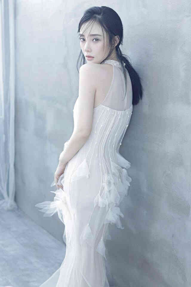 李小璐再次惊艳众人，扎起丸子头的她嫩到飞起，难怪贾乃亮那么爱