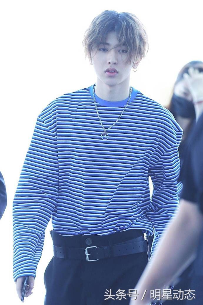 蔡徐坤清爽随性显气质，每一次亮相都被抓拍不止!