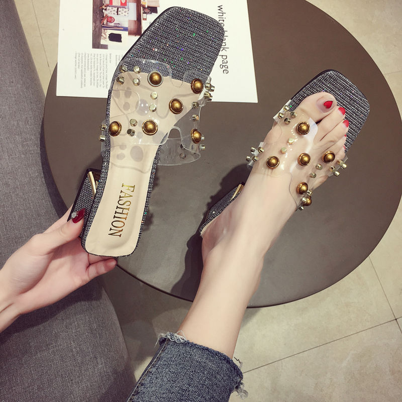 今夏最流行透明高跟凉鞋，透肉性感撩人，玉足白嫩像没穿一样