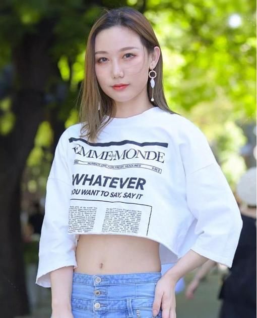  美女|美女小姐姐举步轻摇，特别彰显个性，青春富有活力！