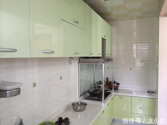 装修厨房,婆婆偏要花700给灶台围一圈玻璃,我