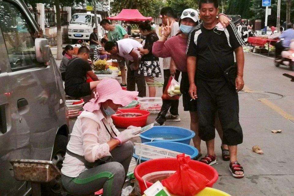 海鲜摊贩说 自从卖上梭子蟹 家里就没吃过活的 每天4个小时坚守