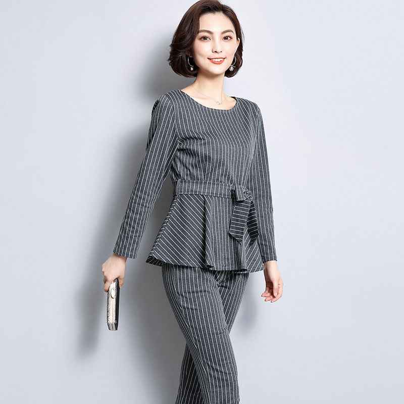 女人不会搭配简直”没法看“，终于等到时髦套装+高跟鞋，真迷人