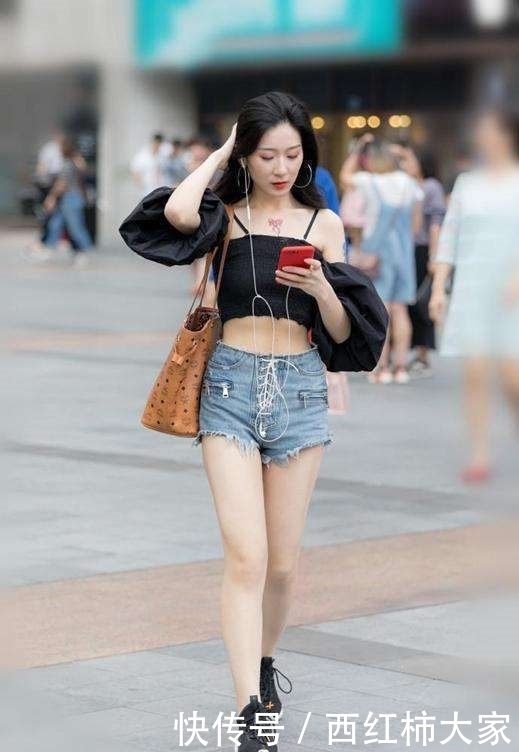  气质|街拍：美女的性感大长腿很是吸睛，优雅气质也甚是迷人