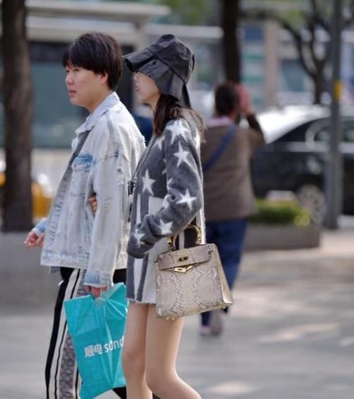 小姐姐■街拍:面带笑容的美女,一件黑色外套配黑色长裤,时尚清爽活力范