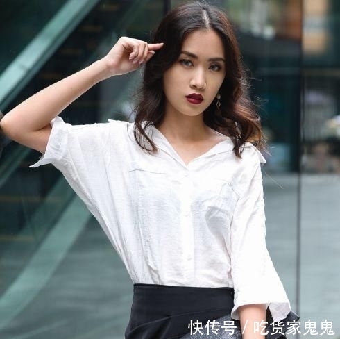 搭配:街拍腰若约素的小姐姐,一件蕾丝上衣配黑色短裙,时尚女神气质