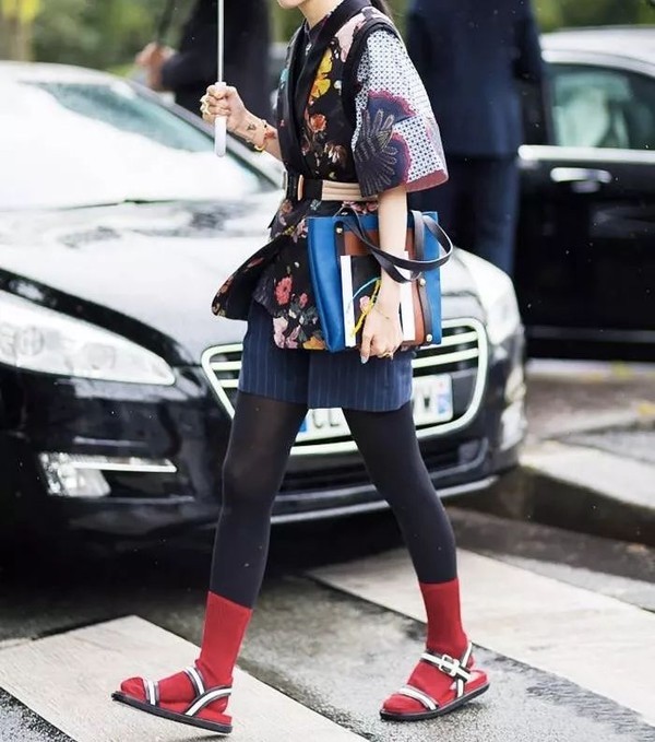 穿着相同鞋子 只有袜子能代表你的个性了