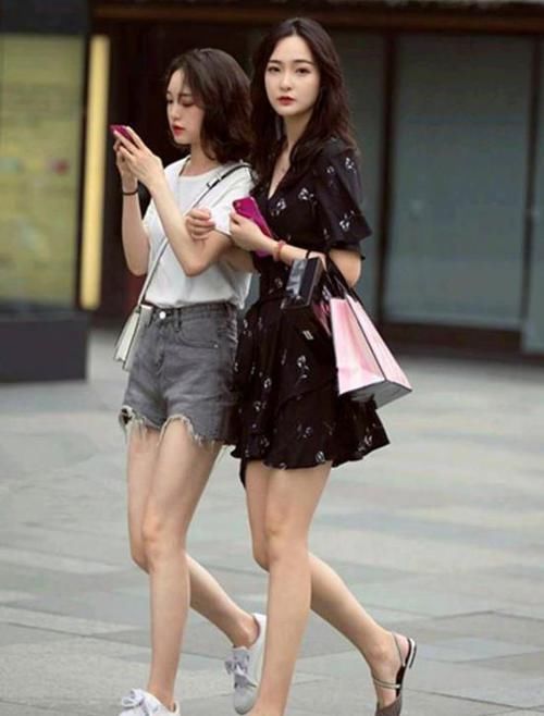  【美女】美女时尚街拍：面带笑容的美女，一件黑色上衣配黑色长裤，青春活力气息