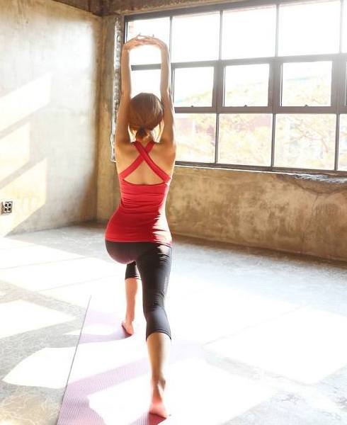 凹凸分明的打底裤美女，精致而优雅，魅力十足！