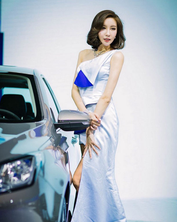 短发美女车模前凸后翘性感迷人