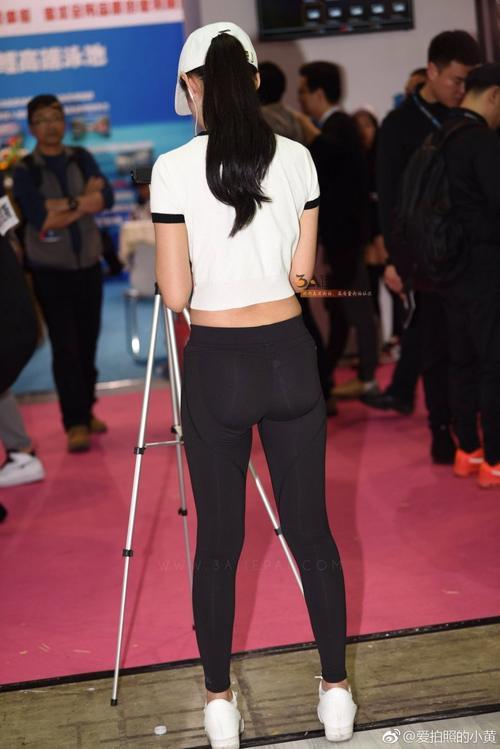 一点点街拍：展会上的美女姐姐在手机开着直播，火辣的身材很性感