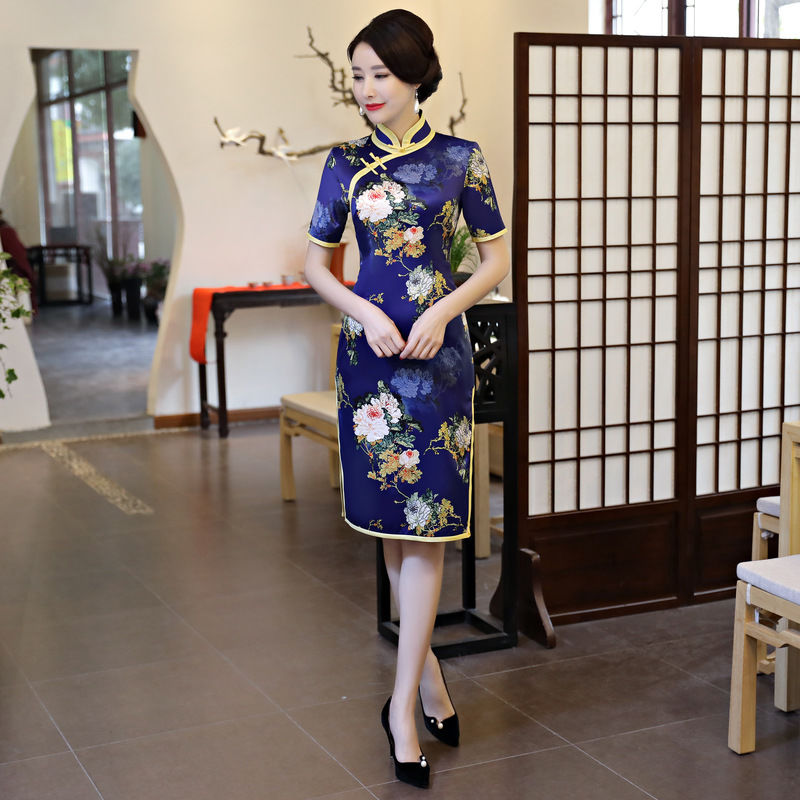 中国女人穿上旗袍，展现婀娜迷人身材，散发女人味