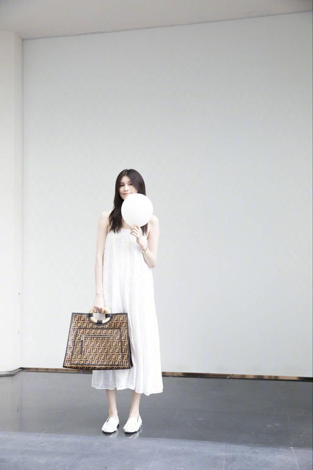 炎热的夏天,学何穗穿白色连衣裙,牛仔裤真可以say拜!