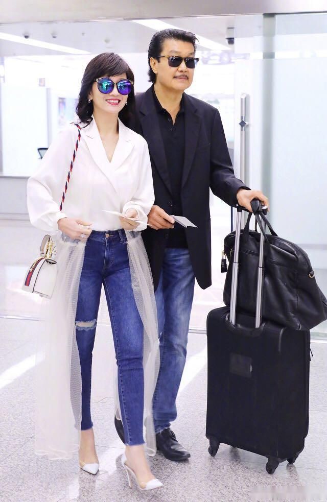 赵雅芝穿衣也太大胆了，轻纱长裙接近透视，网友：黄锦燊能驾驭吗