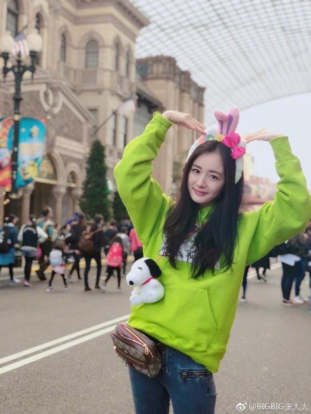 49岁的王菲和杨幂同穿荧光绿，天后和辣妈果然不一样，气场差太多