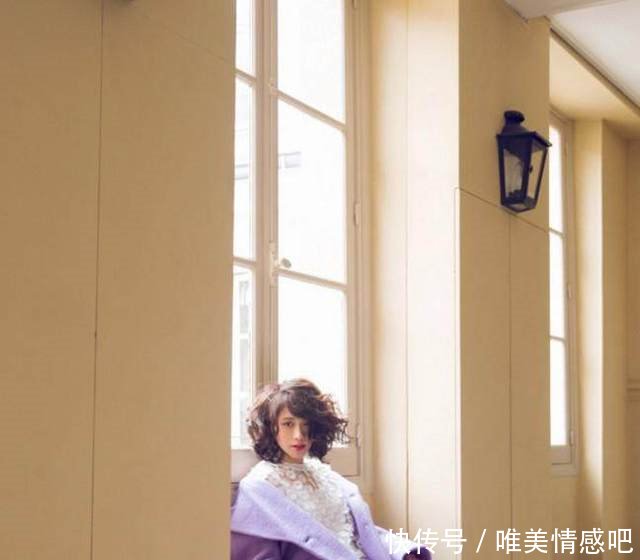 她两度做小三遭雪藏，复出成影后，穿搭雷人遭吐槽