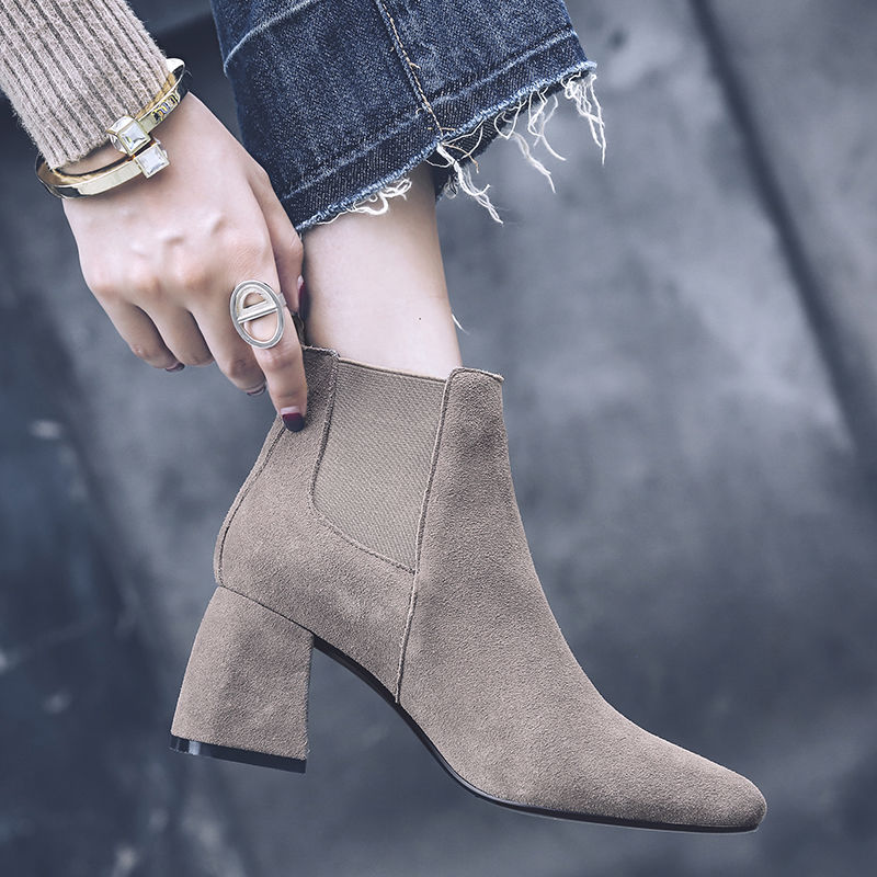 凉鞋该OUT了!早秋火了一批:高跟裸靴，7080女人穿很洋气