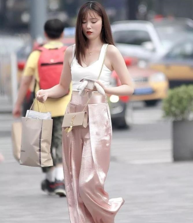  『美女』美女街拍：小姐姐穿上打底裤，身材曼妙，时尚又亮眼！