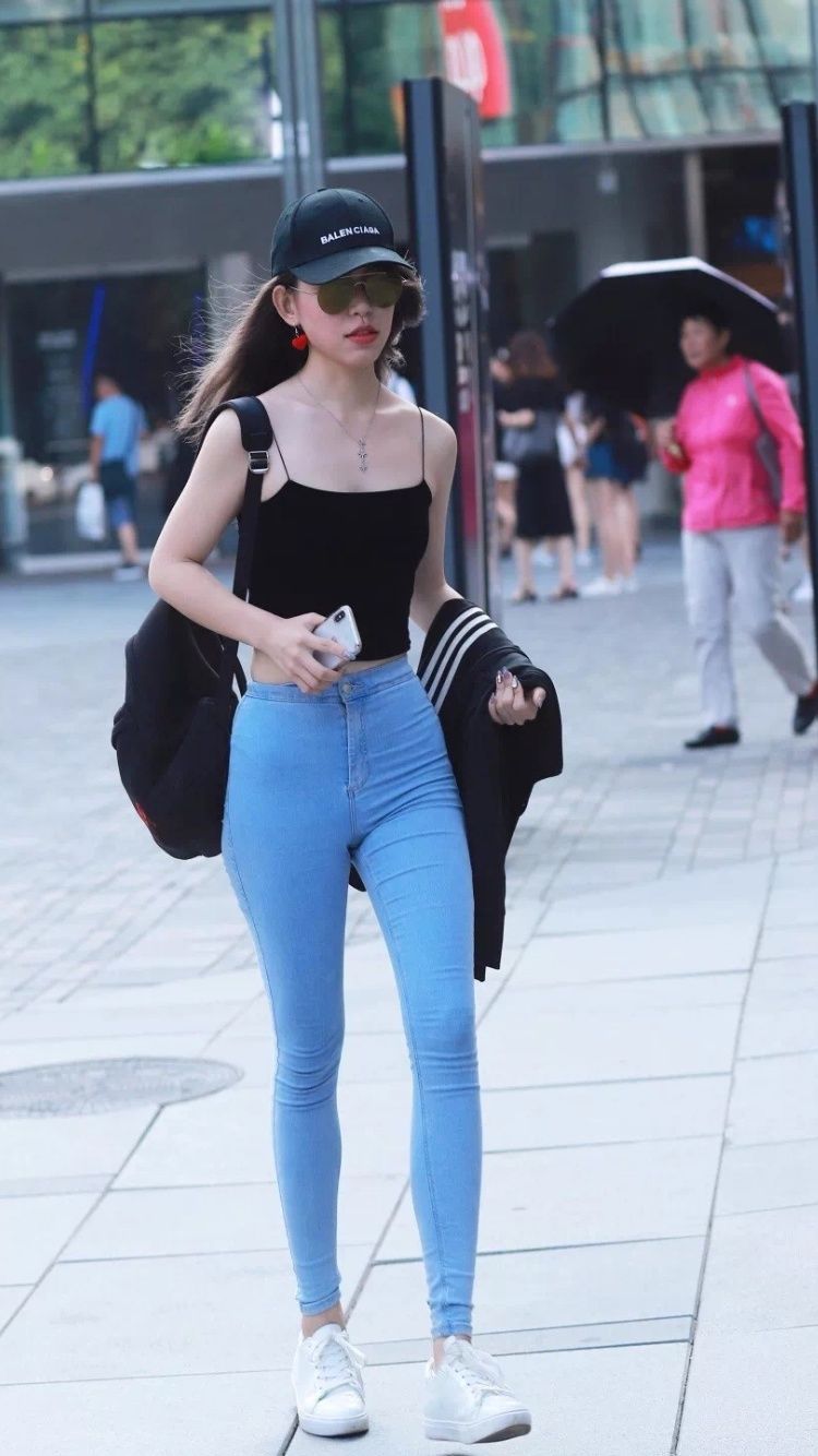 街拍丨这些小姐姐都好性感，不枉我蹲守街边!