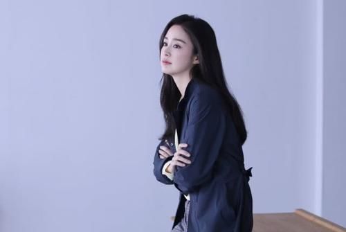  「颜美」Rain娇妻2胎后更减龄，演绎4套职场风真气质，配少女颜美到认不出