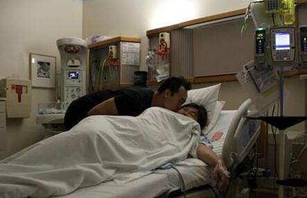 一朝分娩时,孕妇在产房里痛苦生孩子,产房外的