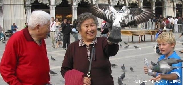 外出旅游,中国人喜欢拖着箱子,老外却喜欢背着包,这是为啥呢?