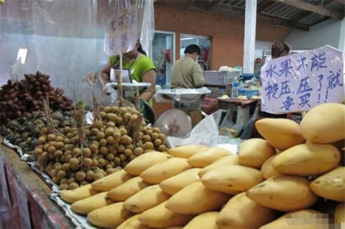 泰国山竹大量囤积求卖无门!看到标语上的中文,不能怪中国游客!