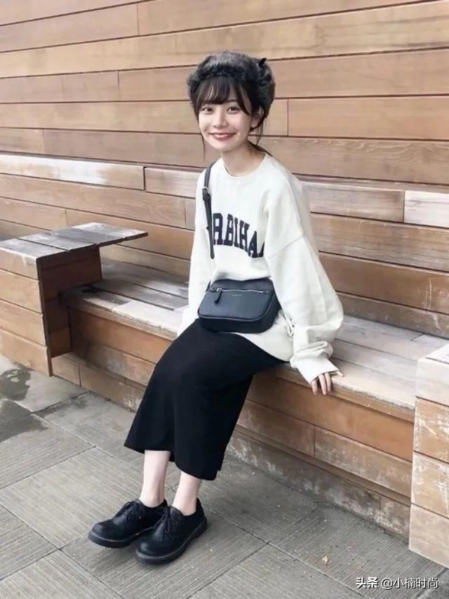  『长裙』怎么穿都百搭！直筒长裙透过3种混搭方式打造日系休闲风