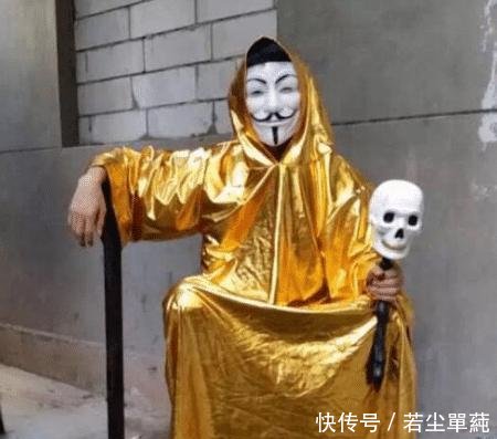 印度街头的“神力者”,为何能漂浮半空,游客其实原理很简单!