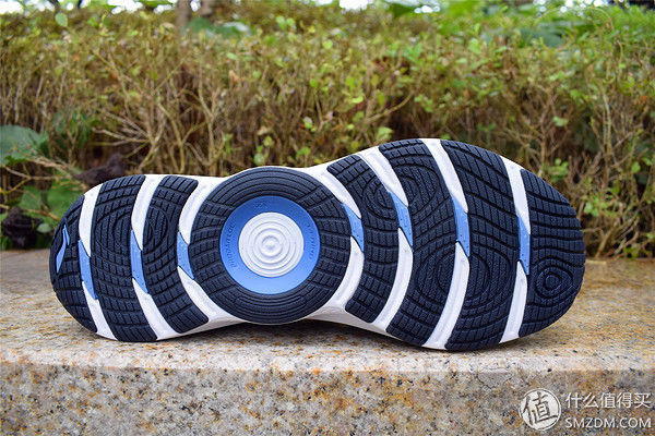 上了时装周，跑鞋也“变潮”-李宁轻云减震跑鞋开箱篇