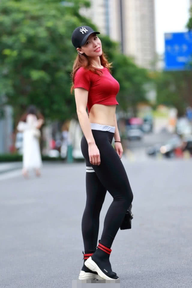 街拍：极品身材的小姐姐，出门都不忘穿上惹眼的瑜伽裤