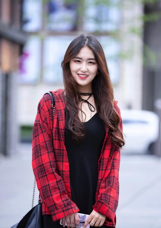 街拍：身姿曼妙婀娜的小姐姐，清新有活力凸显年轻！