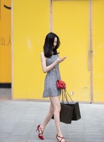  「适合」路人街拍，小姐姐长相比较可爱，看气质也很温柔