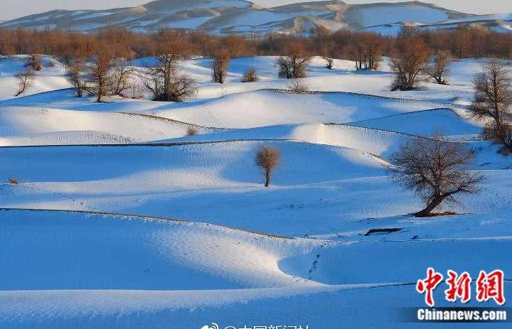 新疆大沙漠下雪美如画！网友：沙漠都下雪了北京为啥还不下？