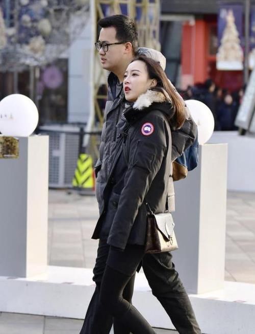  「风采」潮范儿女神来了，街拍：如花似玉的美女，一条白色的连衣裙，时尚气质风采